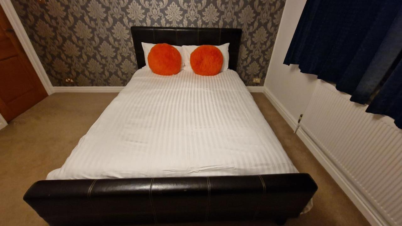 Comfort Sleep - Rooms With Shared Facilities Виндзор Экстерьер фото