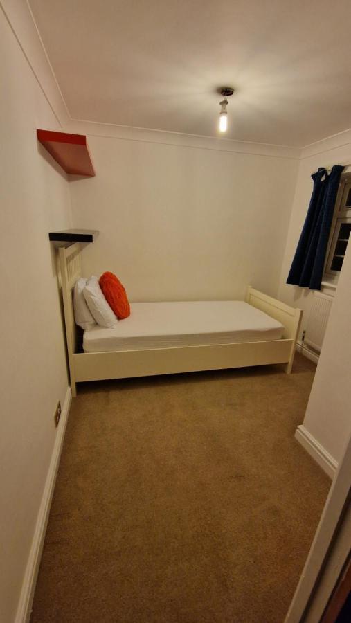 Comfort Sleep - Rooms With Shared Facilities Виндзор Экстерьер фото