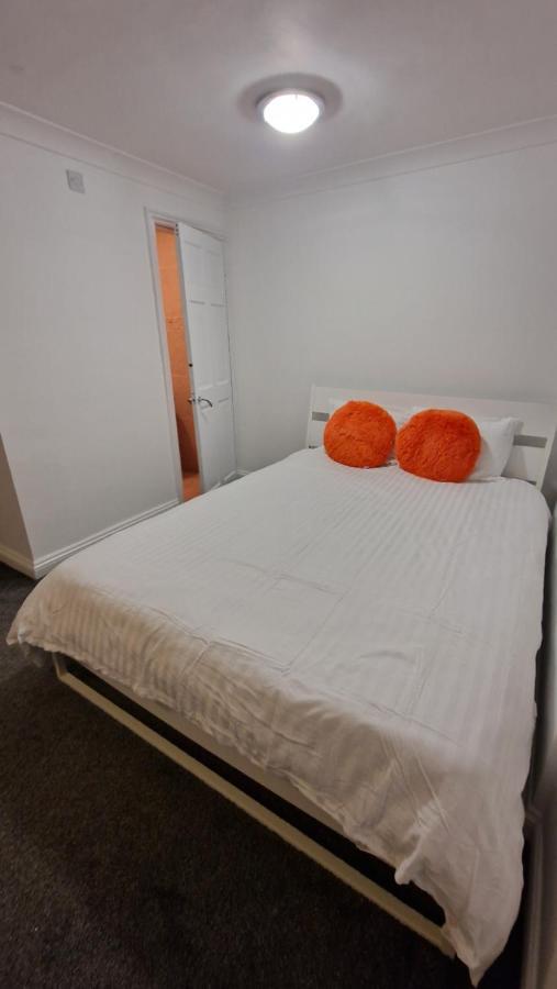 Comfort Sleep - Rooms With Shared Facilities Виндзор Экстерьер фото