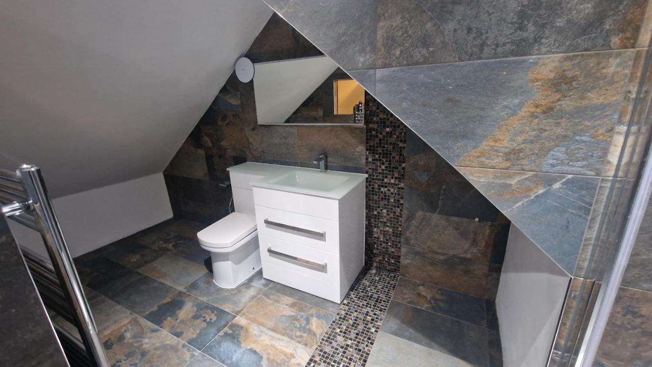 Comfort Sleep - Rooms With Shared Facilities Виндзор Экстерьер фото